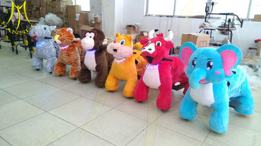 Hansel factory price motorized plush riding animals toy horse on 4 wheels proveedor