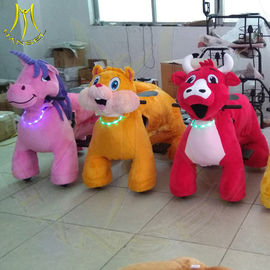 Hansel amusement walking plush animal horse electric plush scooter proveedor